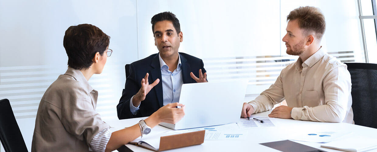 Manager discussing priorities and decisions with employees to improve communication, coaching and management effectiveness.